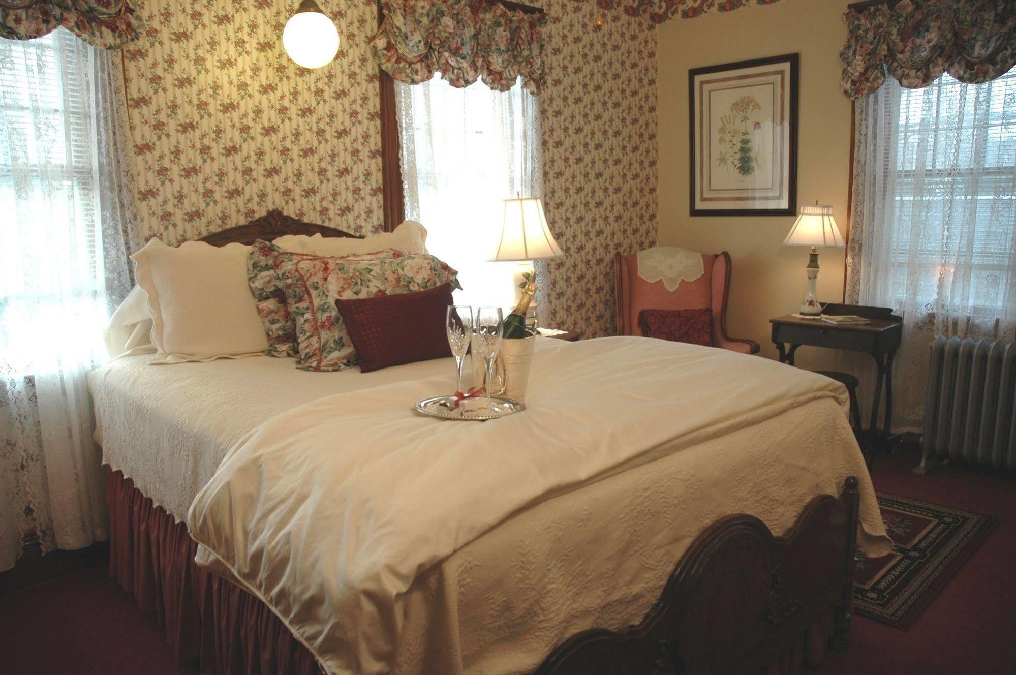 Palmer House Inn Фолмут Экстерьер фото