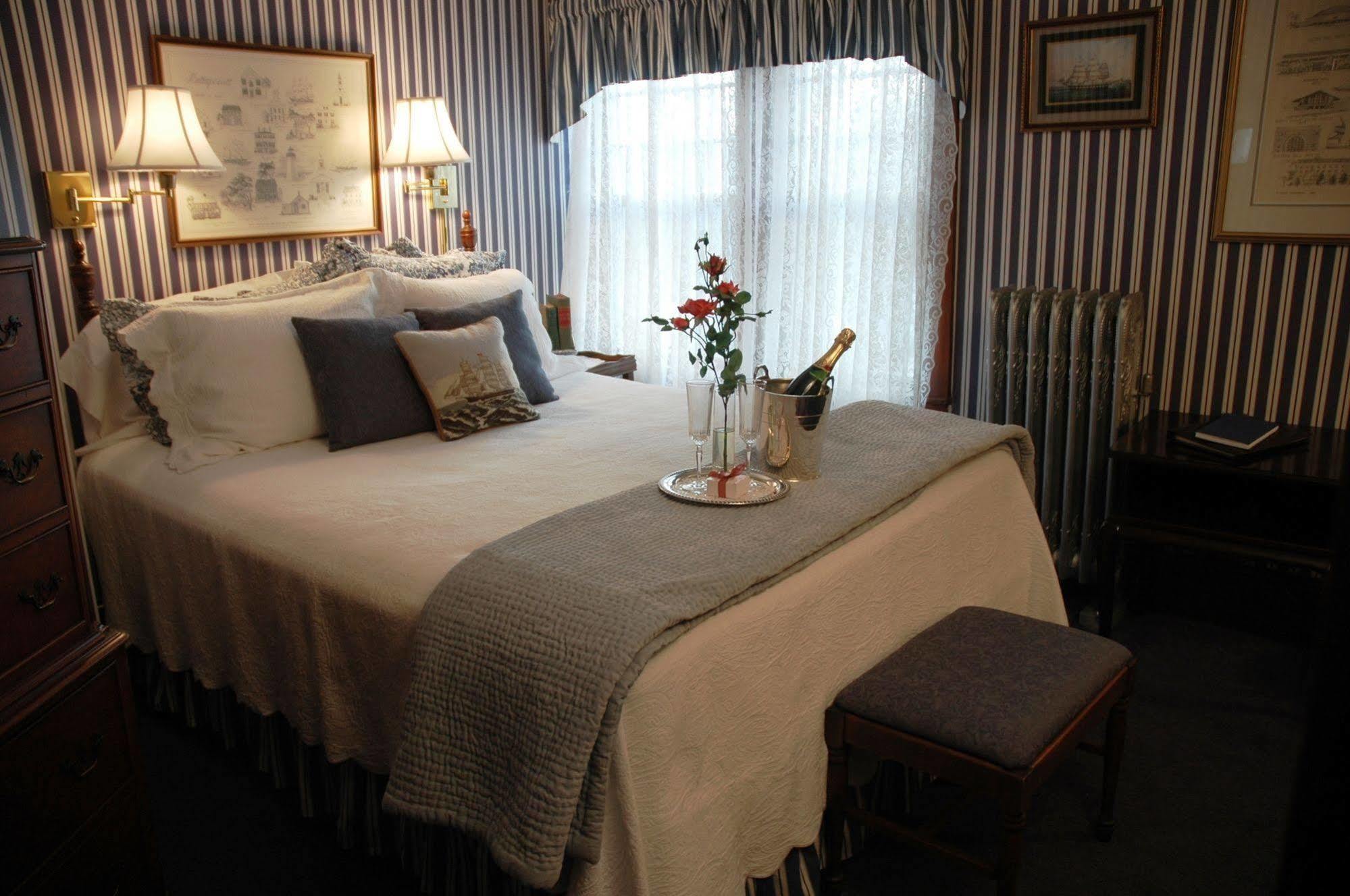 Palmer House Inn Фолмут Экстерьер фото